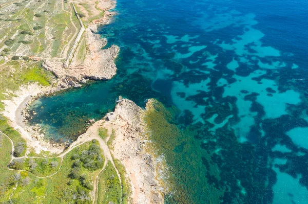 岩の海岸線や海の空中ドローンビュー マルタ — ストック写真