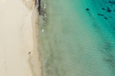 Malta adasındaki ünlü Mellieha Körfezi 'nin havadan görünüşü