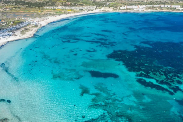 马耳他岛上著名的Mellieha湾的空中景观 — 图库照片