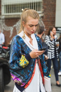 Milano Moda Haftası sırasında poz moda kadın