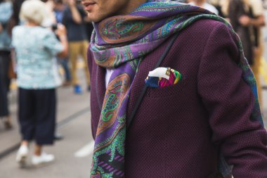 Şık adam Milano Moda Haftası sırasında poz