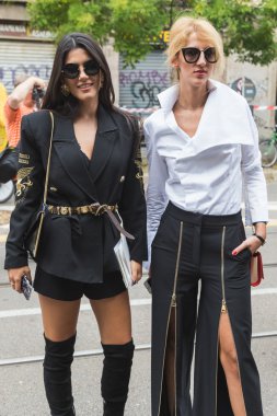 Milano Moda Haftası'nda poz veren modaya uygun kadınlar