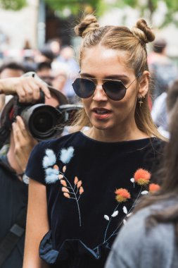 Chiara Milano Moda Haftası sırasında poz Ferragni