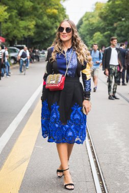 Milano Moda Haftası sırasında poz moda kadın