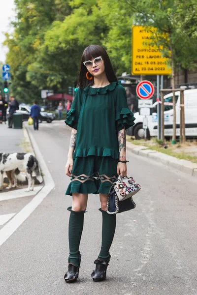 Mujer de moda posando durante la Semana de la Moda de Milán —  Fotos de Stock