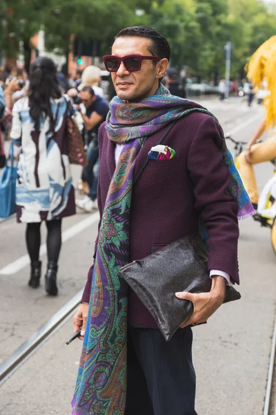 Şık adam Milano Moda Haftası sırasında poz — Stok fotoğraf