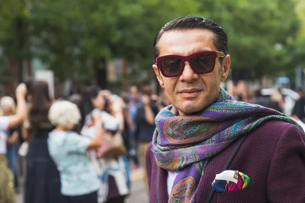 El hombre a la moda posando durante la Semana de la Moda Milán —  Fotos de Stock