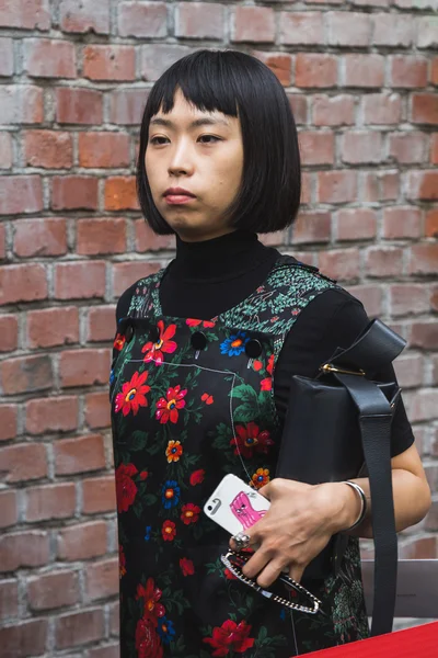 Milano Moda Haftası sırasında poz moda kadın — Stok fotoğraf