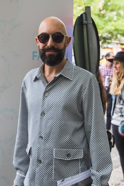 El hombre a la moda posando durante la Semana de la Moda Milán — Foto de Stock