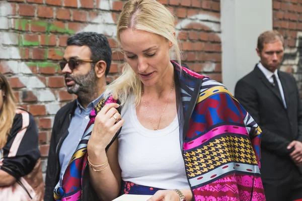 Femme à la mode posant pendant la Fashion Week de Milan — Photo