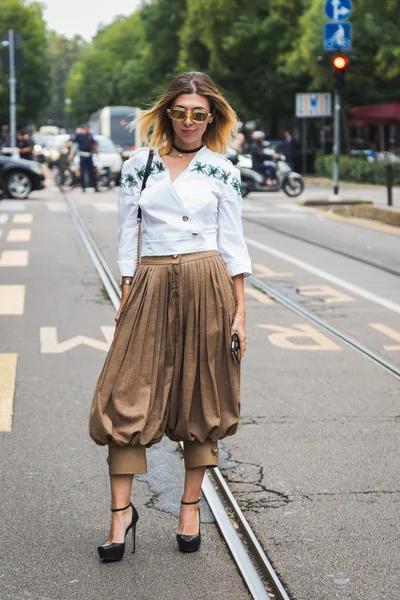 Modische Frau posiert während der Mailänder Modewoche — Stockfoto