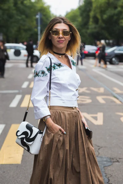 Mujer de moda posando durante la Semana de la Moda de Milán — Foto de Stock