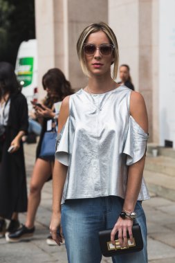 Milano Moda Haftası sırasında poz moda kadın