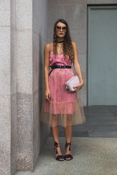 Mujer de moda posando durante la Semana de la Moda de Milán —  Fotos de Stock