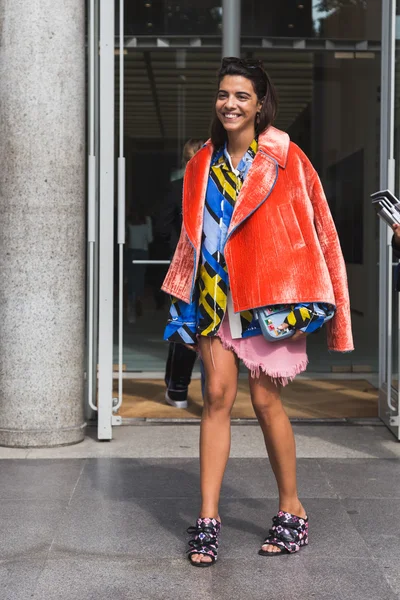 Femme à la mode posant pendant la Fashion Week de Milan — Photo