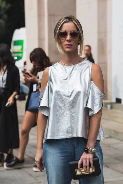 Mujer de moda posando durante la Semana de la Moda de Milán — Foto de Stock