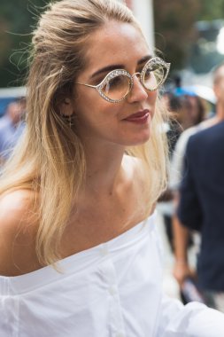 Chiara Milano Moda Haftası sırasında poz Ferragni