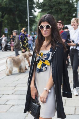 Milano Moda Haftası sırasında poz moda kadın