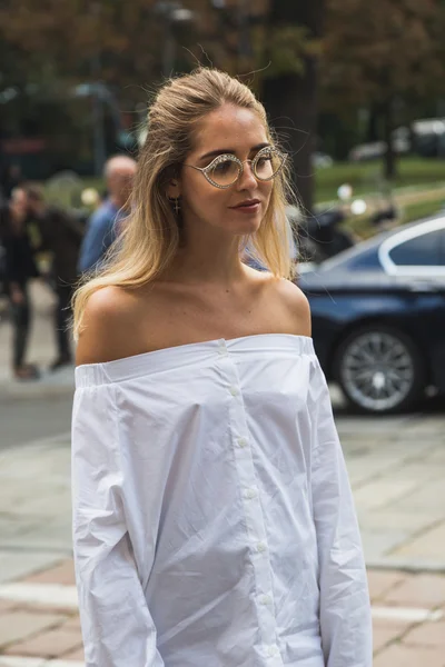 Chiara Ferragni posing during Milan Fashion Week — Stock Photo, Image