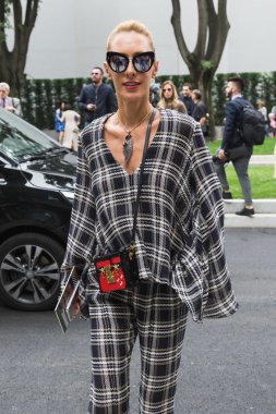Milano Moda Haftası sırasında poz moda kadın