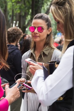 Milano Moda Haftası sırasında poz moda kadın