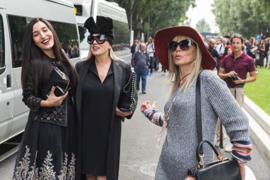 Milano Moda Haftası'nda poz veren modaya uygun kadınlar