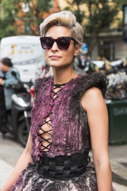 Milano Moda Haftası sırasında poz moda kadın