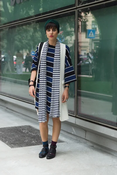 Modische Frau posiert während der Mailänder Modewoche — Stockfoto