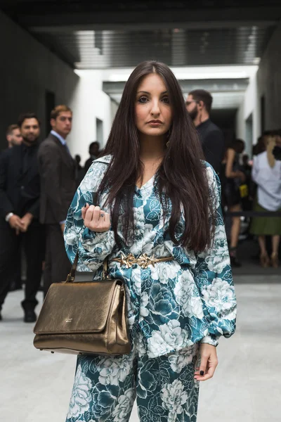 Femme à la mode posant pendant la Fashion Week de Milan — Photo