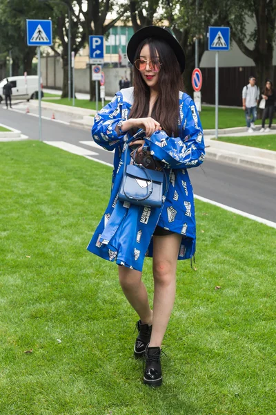 Mulher na moda posando durante a Milan Fashion Week — Fotografia de Stock