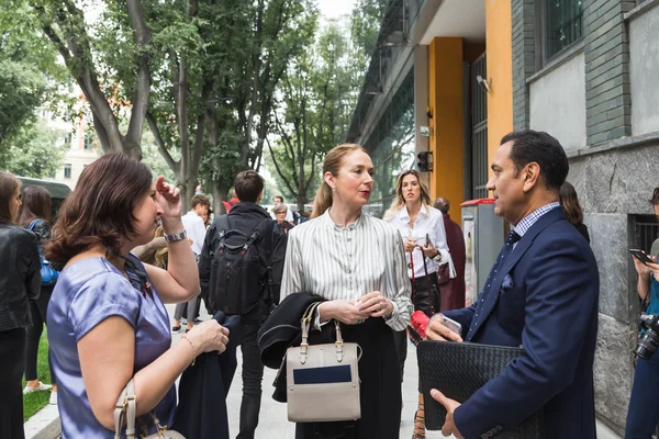 Persone alla moda in posa durante la Settimana della Moda di Milano — Foto Stock