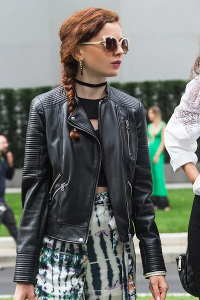 Fashionable woman posing during Milan Fashion Week — Stock Photo, Image