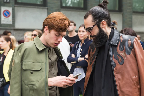 Moderiktiga män poserar under Milan Fashion Week — Stockfoto