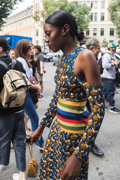 Femme à la mode posant pendant la Fashion Week de Milan — Photo