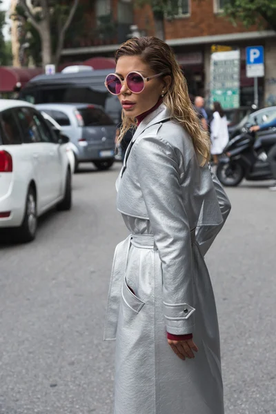 Mulher na moda posando durante a Milan Fashion Week — Fotografia de Stock