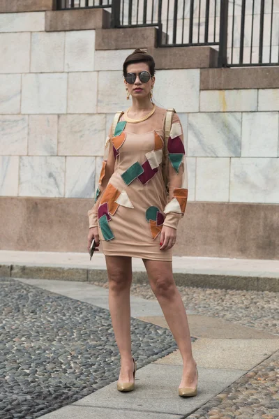 Fashionable woman posing during Milan Fashion Week — Stock Photo, Image