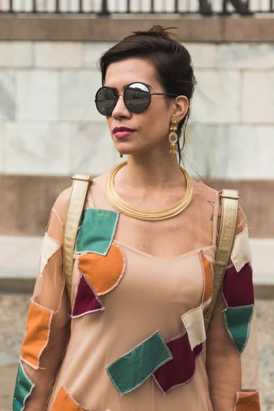 Femme à la mode posant pendant la Fashion Week de Milan — Photo