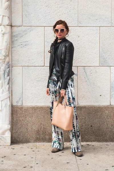 Модний жінка постановки Мілан тиждень моди — стокове фото