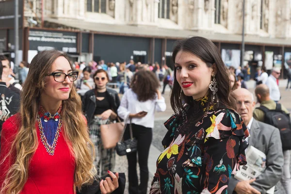 Modische Frauen posieren während der Mailänder Modewoche — Stockfoto