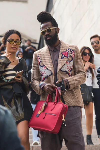 Homme à la mode posant pendant la Fashion Week de Milan — Photo