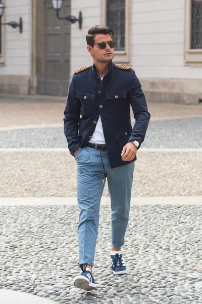 Модный мужчина позирует во время Недели Моды в Милане — стоковое фото