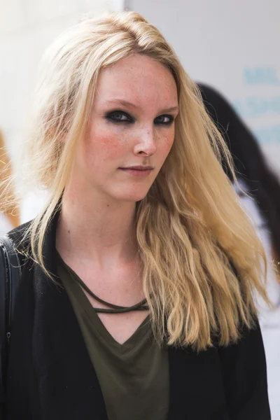 Mooi model tijdens Milan Fashion week — Stockfoto