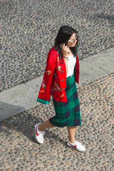 Femme à la mode posant pendant la Fashion Week de Milan — Photo