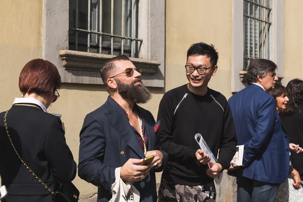 Modieuze mensen tijdens de Milan Fashion Week — Stockfoto