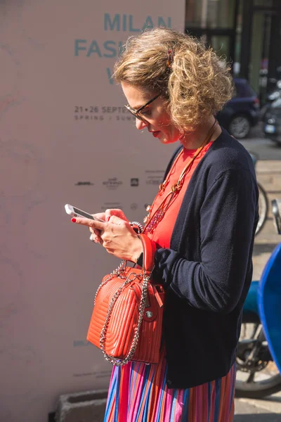 Mulher na moda posando durante a Milan Fashion Week — Fotografia de Stock