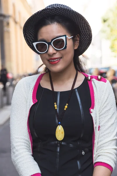 Mulher na moda posando durante a Milan Fashion Week — Fotografia de Stock