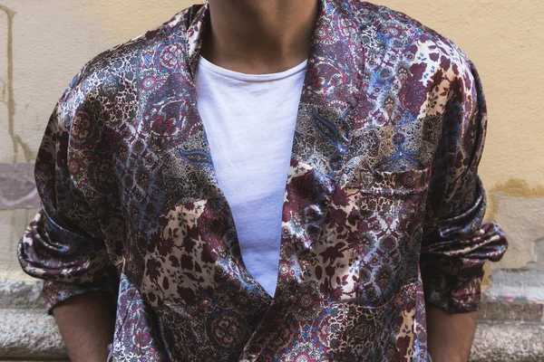Деталь модний чоловік, що позує в Мілані Тиждень моди — стокове фото
