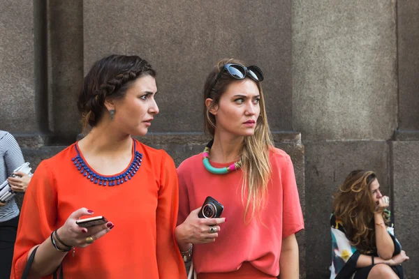 Mulher na moda posando durante a Milan Fashion Week — Fotografia de Stock