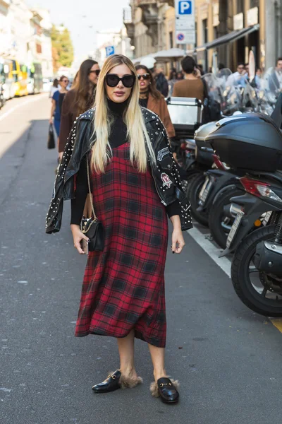 Mulher na moda posando durante a Milan Fashion Week — Fotografia de Stock