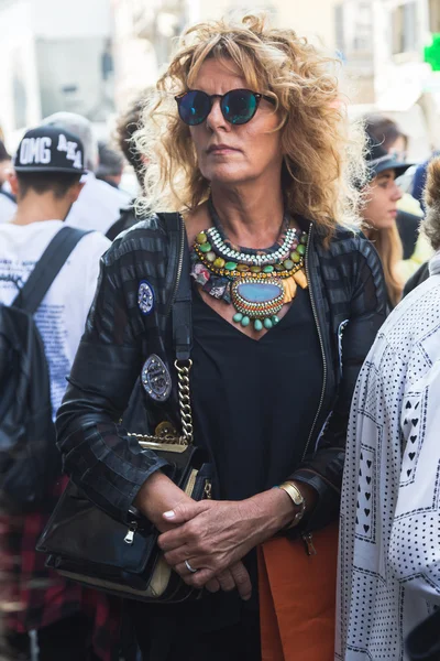 おしゃれな女性がミラノ ・ ファッション ・ ウィーク中にポーズ — ストック写真